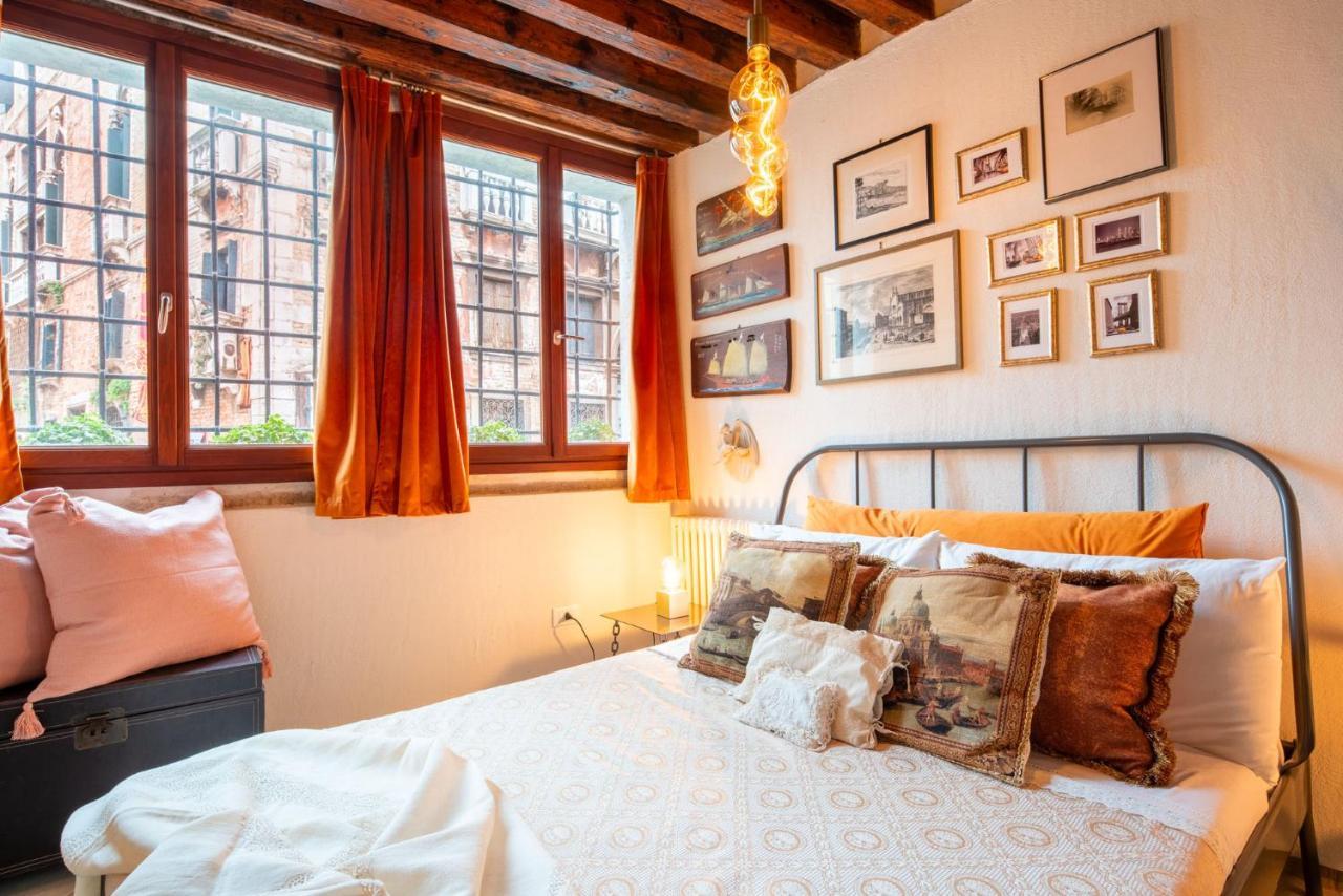 Casa Manina Sul Ponte - Your Private Canal View Венеция Екстериор снимка