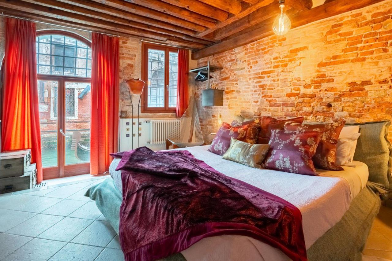 Casa Manina Sul Ponte - Your Private Canal View Венеция Екстериор снимка
