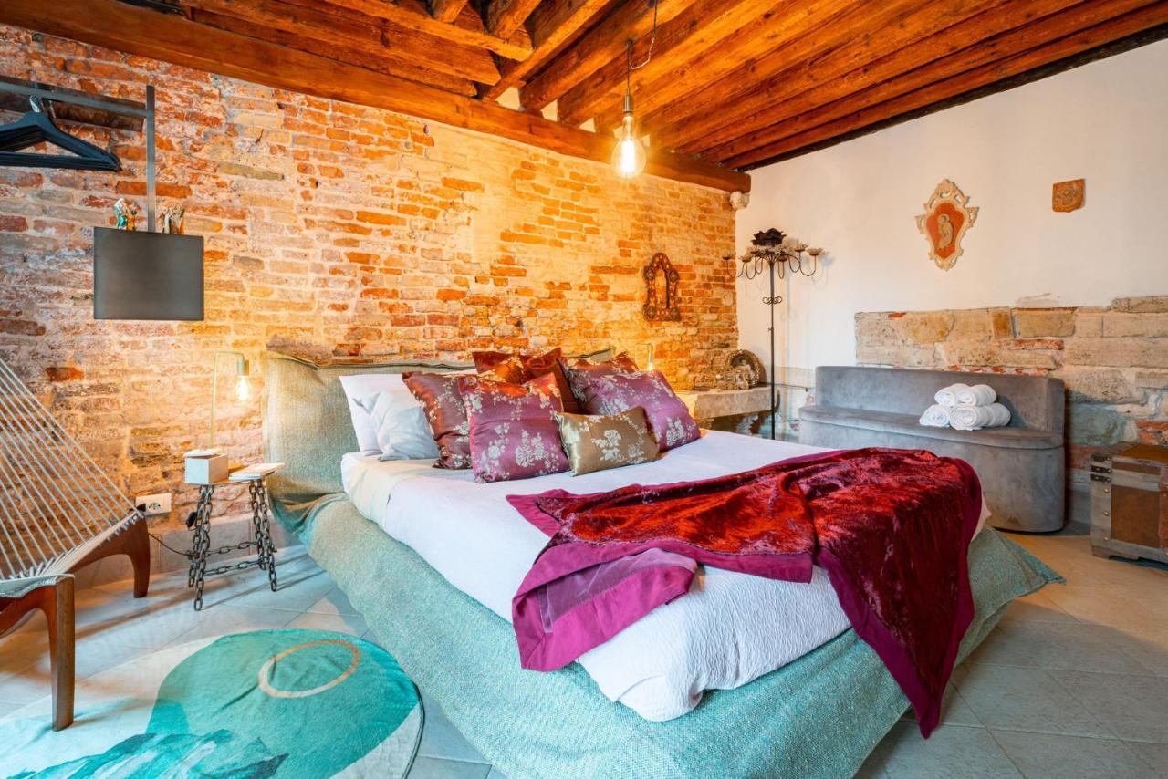Casa Manina Sul Ponte - Your Private Canal View Венеция Екстериор снимка