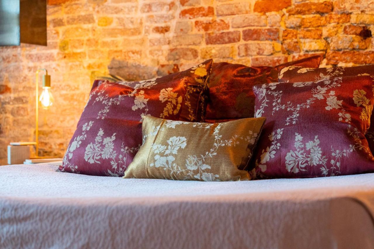 Casa Manina Sul Ponte - Your Private Canal View Венеция Екстериор снимка