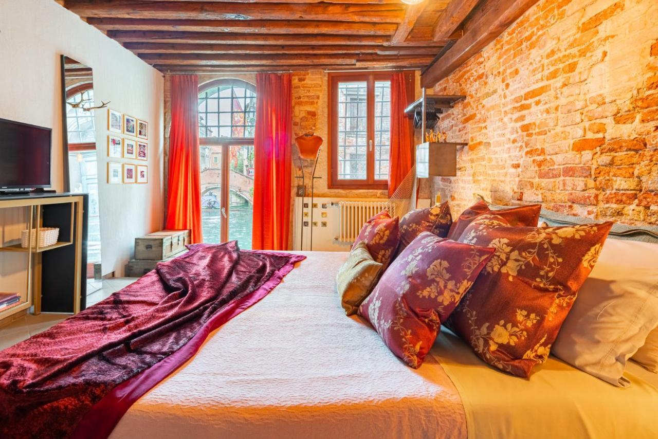 Casa Manina Sul Ponte - Your Private Canal View Венеция Екстериор снимка