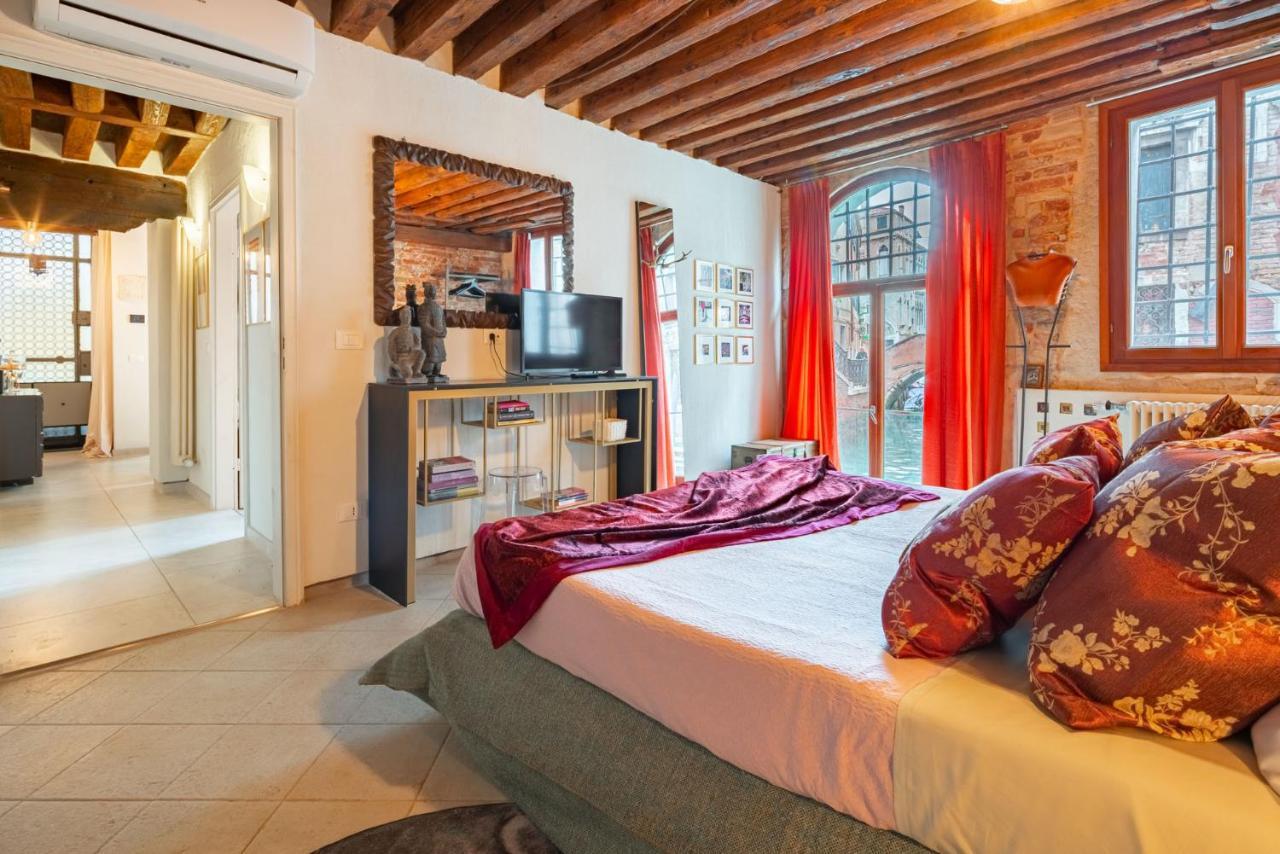 Casa Manina Sul Ponte - Your Private Canal View Венеция Екстериор снимка