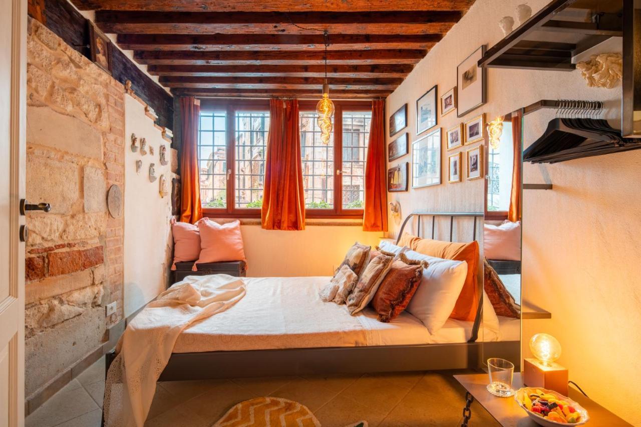 Casa Manina Sul Ponte - Your Private Canal View Венеция Екстериор снимка