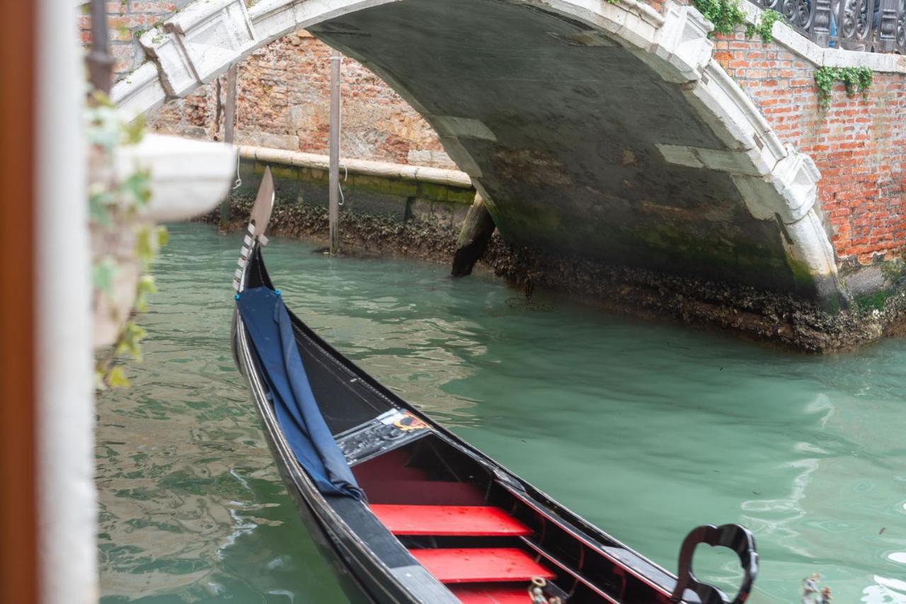 Casa Manina Sul Ponte - Your Private Canal View Венеция Екстериор снимка