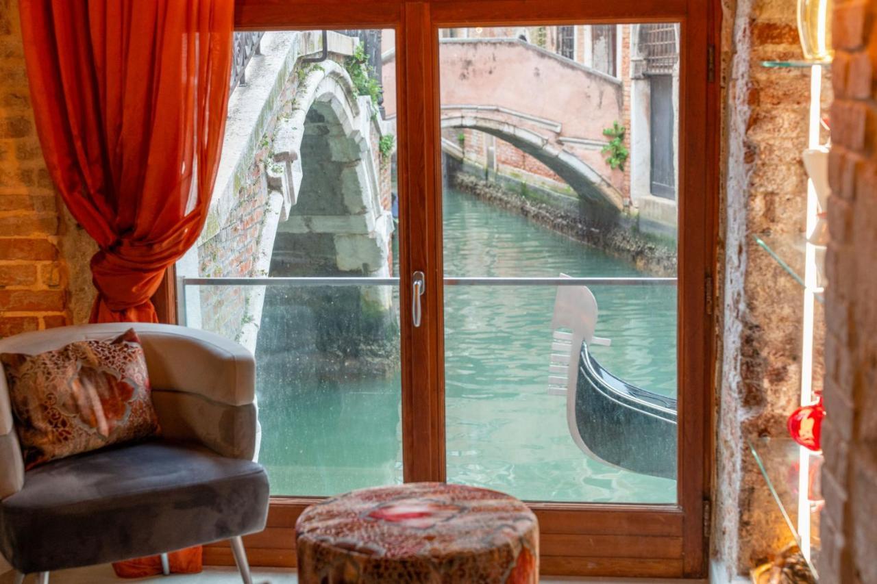Casa Manina Sul Ponte - Your Private Canal View Венеция Екстериор снимка
